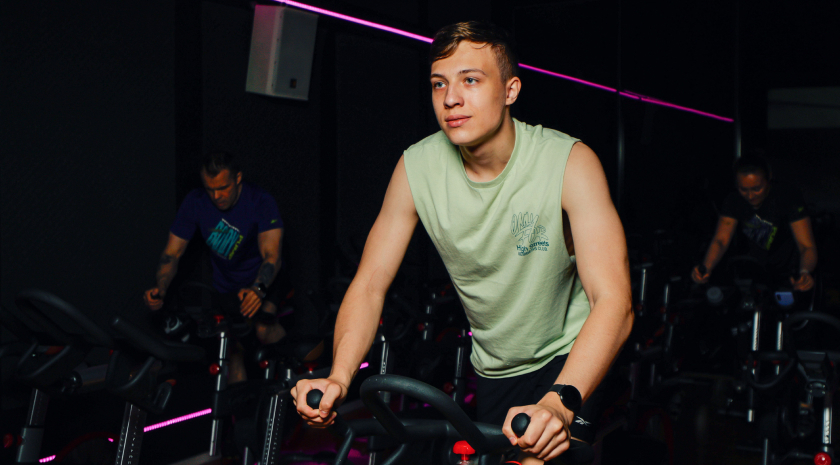 Попробуйте субботние тренировки, которые входят в абонемент — в студии сайкла и зоне единоборств