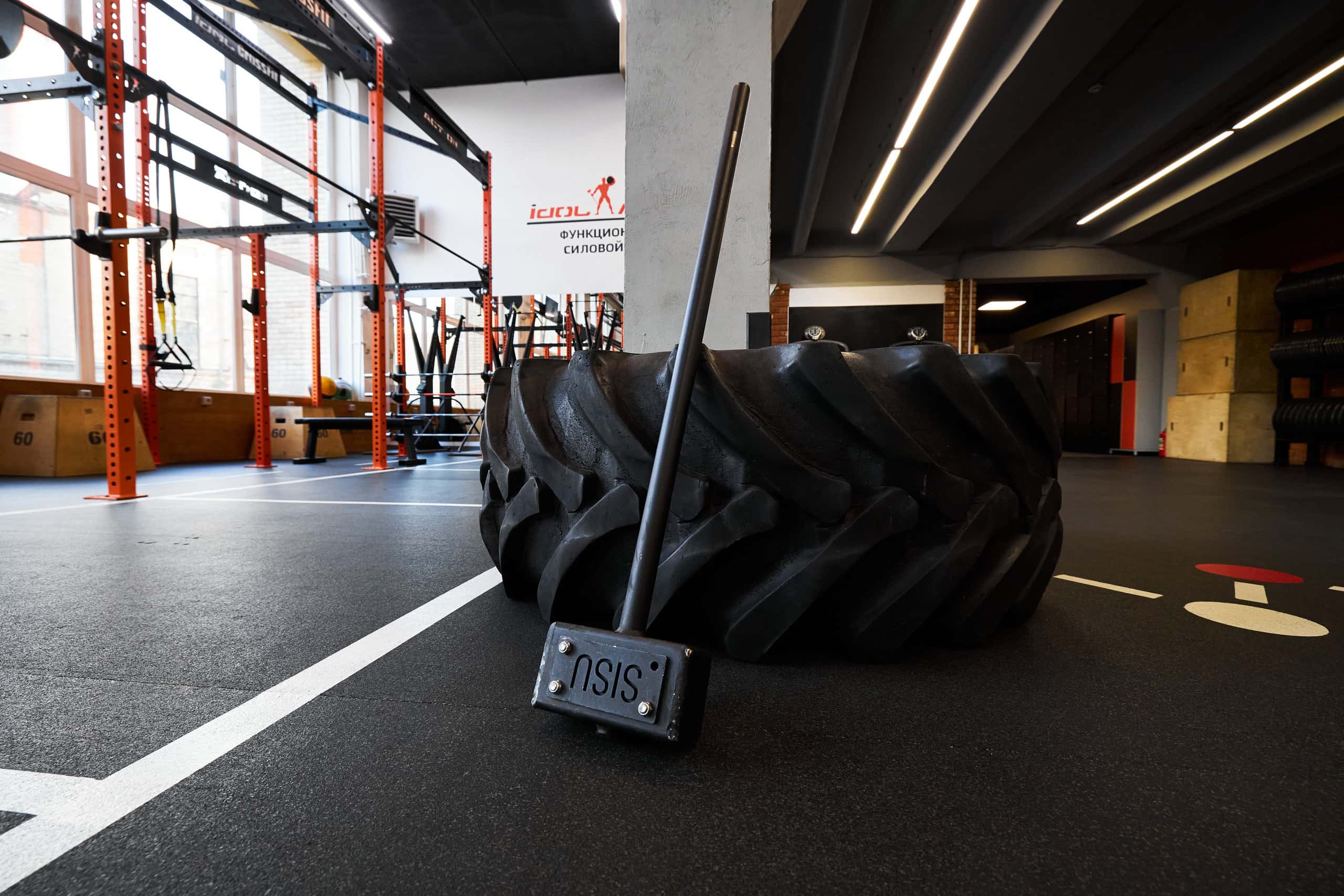 Молот и автомобильные колеса