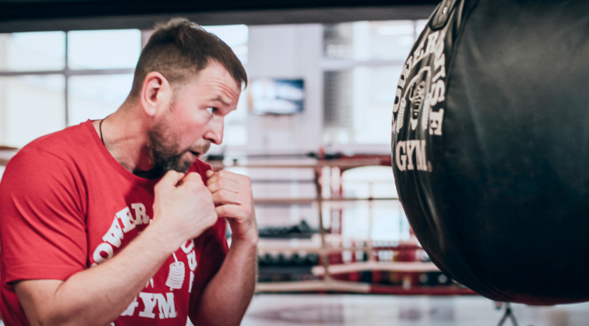 Техника бокса и функциональная подготовка — на тренировке «Бокс для начинающих», которая входит в абонемент