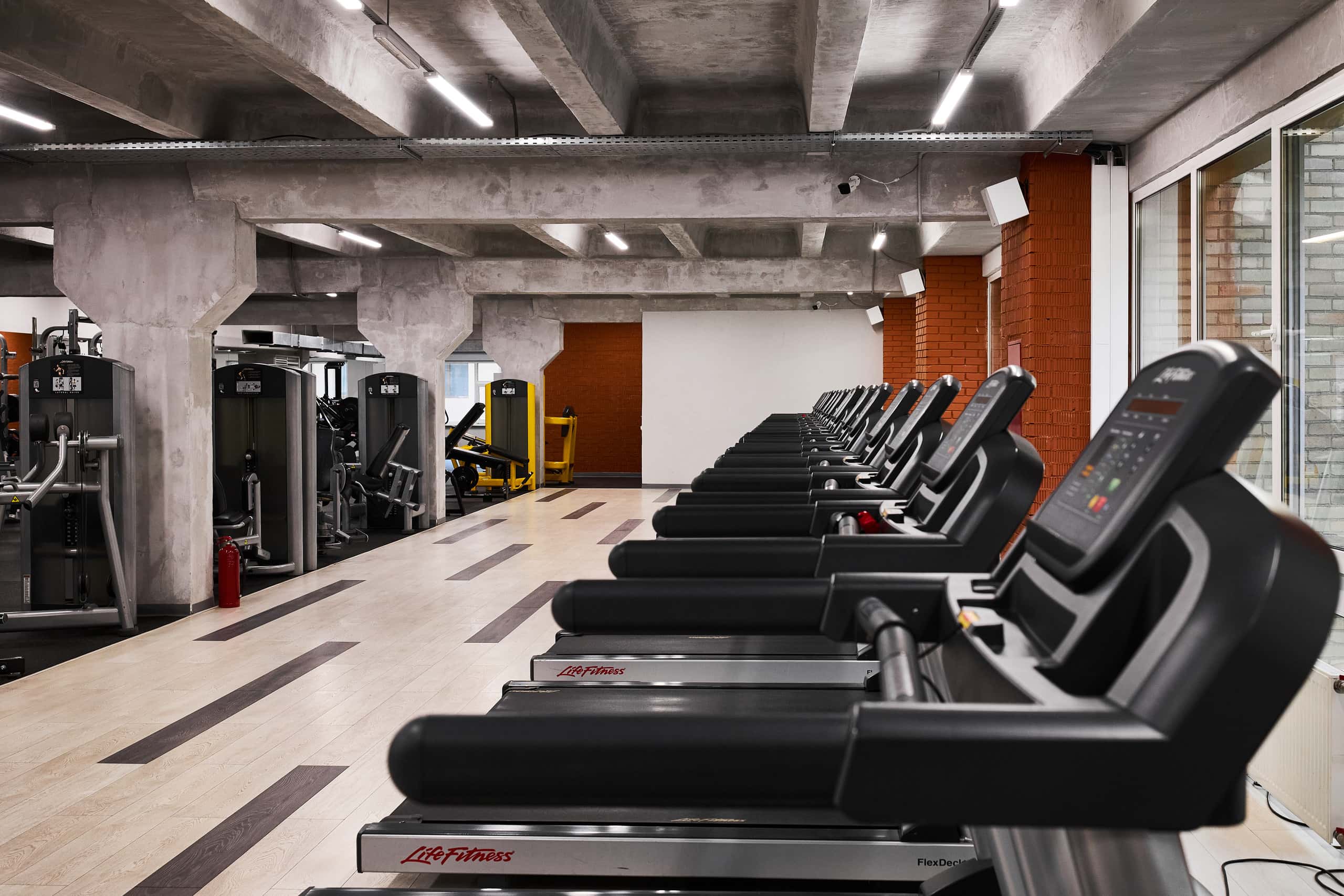 Большая зона кардио с премиальными тренажерами